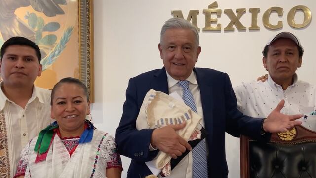 AMLO recibe a Cooperativa Tosepan en Palacio Nacional; le llevan muchos regalos