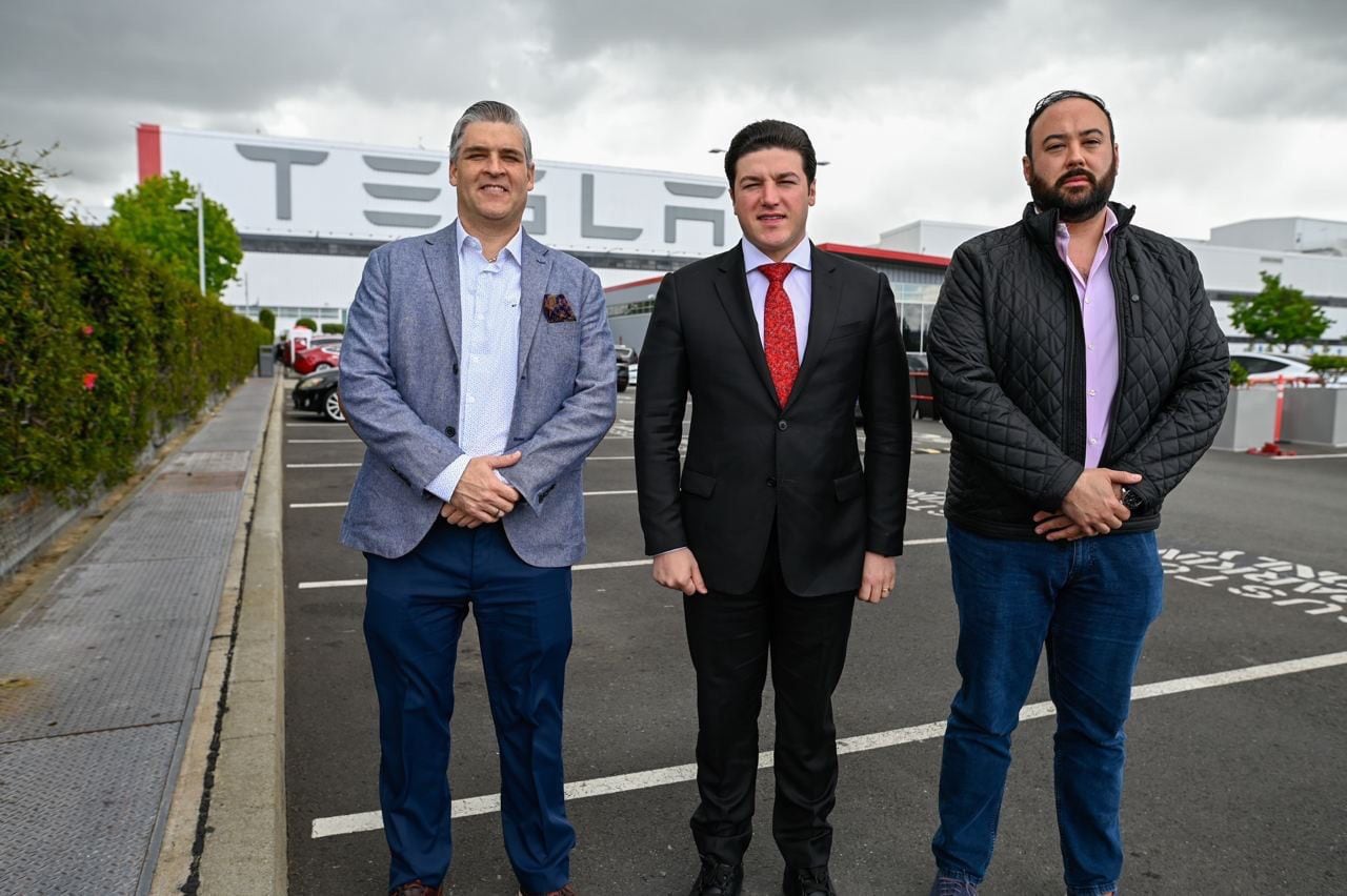 Samuel García en planta de Tesla de Fremont