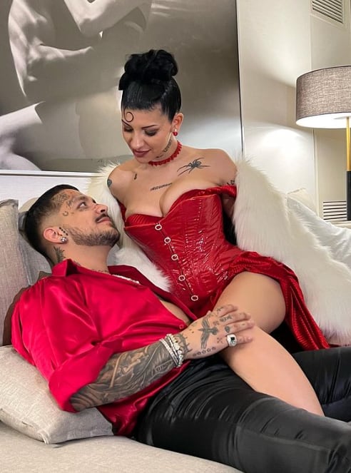 Cazzu y Christian Nodal en pose sensual