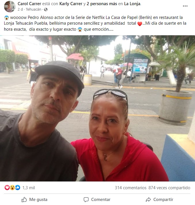 Pedro Alonso en una foto con una seguidora de Puebla