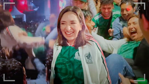 Xóchitl Gálvez vuela en el Ángel durante festejos por triunfo de México ante Chequia