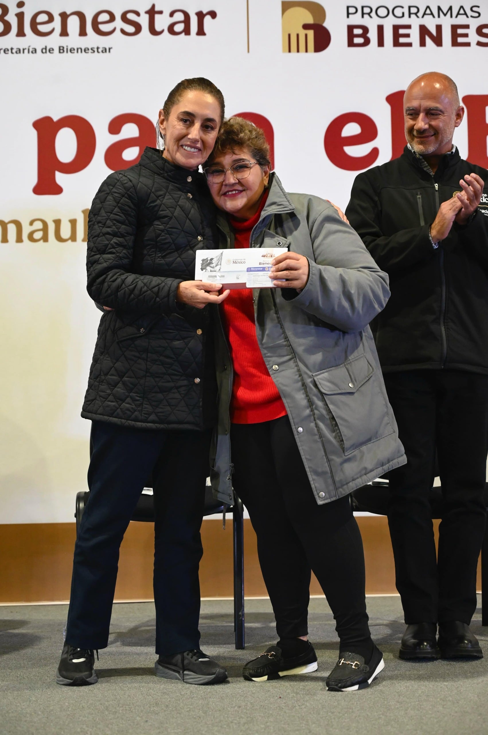 Claudia Sheinbaum encabeza presentación de nuevos programas sociales dirigidos a personas adultas mayores, particularmente mujeres.
