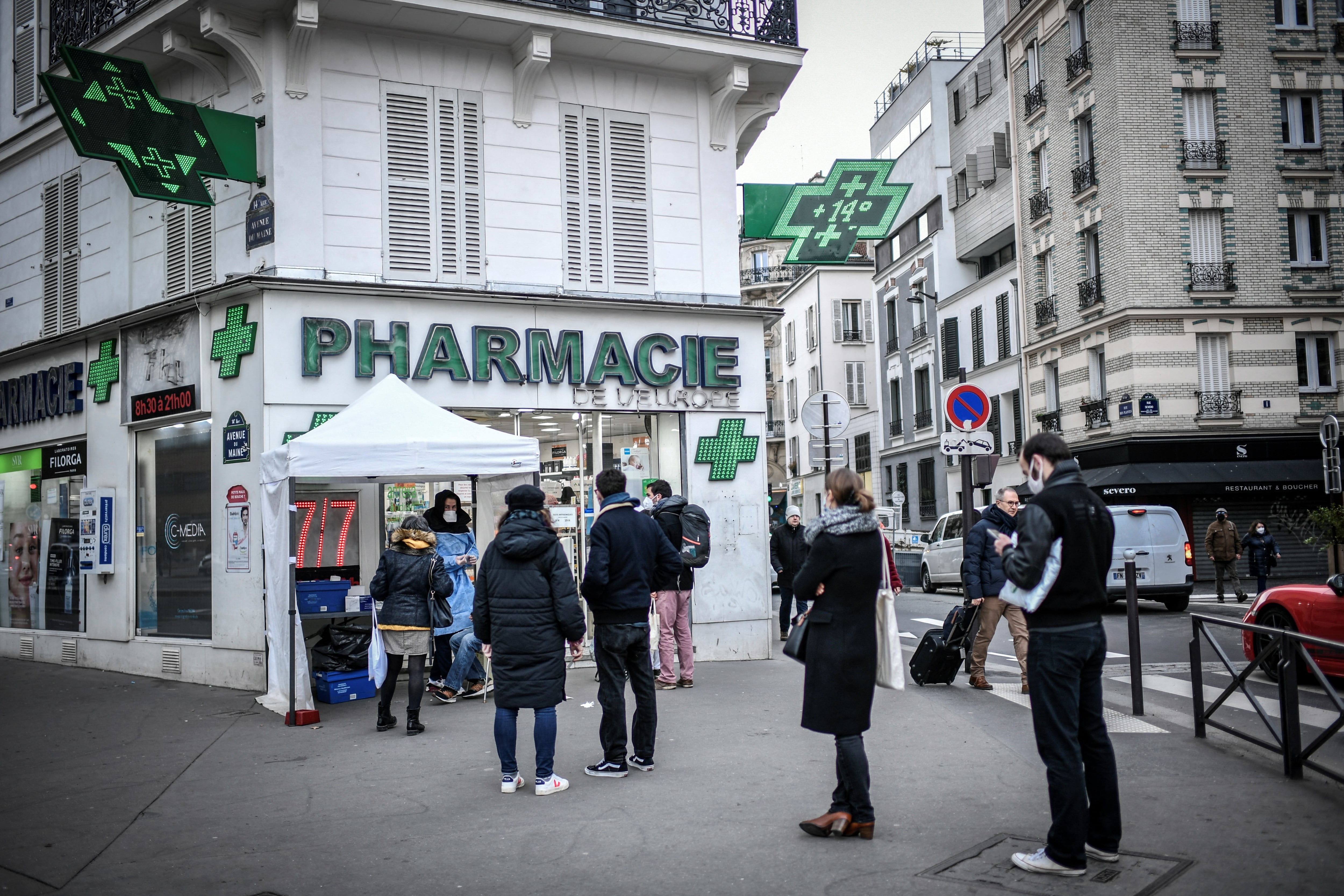 Personas en la ciudad de París, Francia