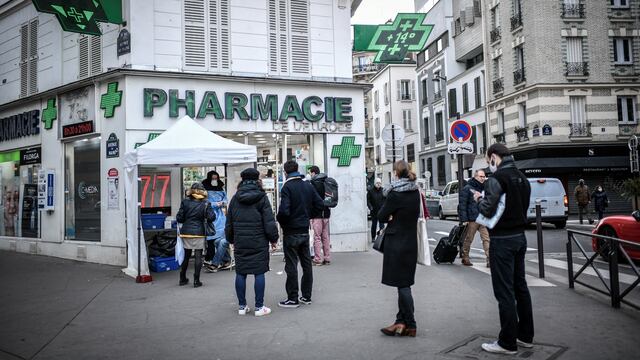 Personas en la ciudad de París, Francia