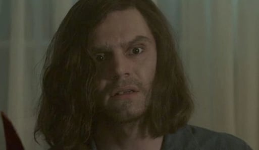 Evan Peters como Charles Manson - AHS: Cult