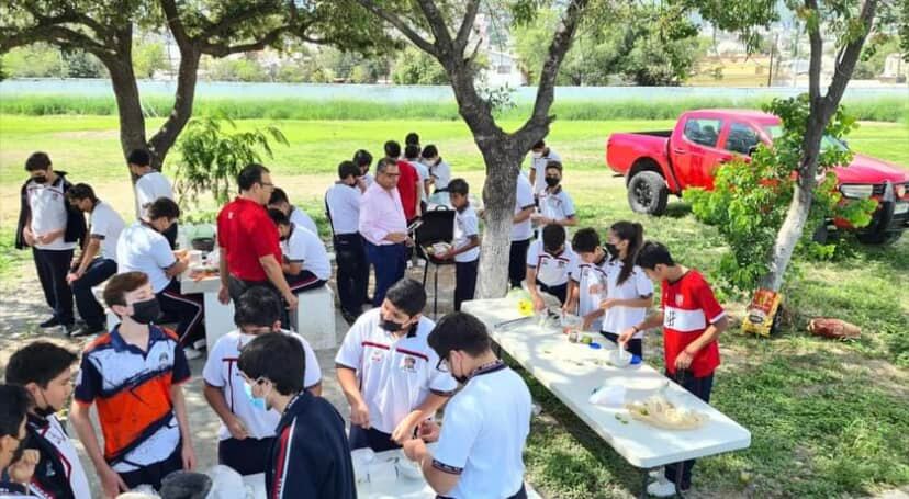 Alumnos toman taller de carne asada en Monterrey.