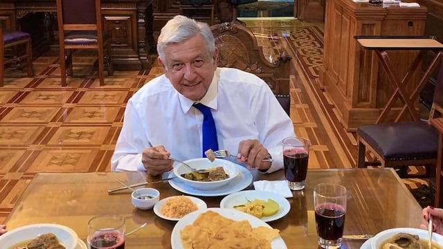 AMLO comida en Palacio Nacional