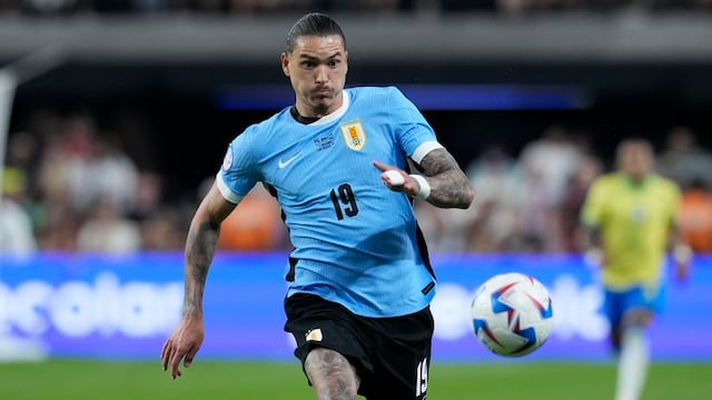 ¿Quién es Darwin Núñez, el futbolista de Uruguay que subió a las gradas a golpear a fans colombianos?