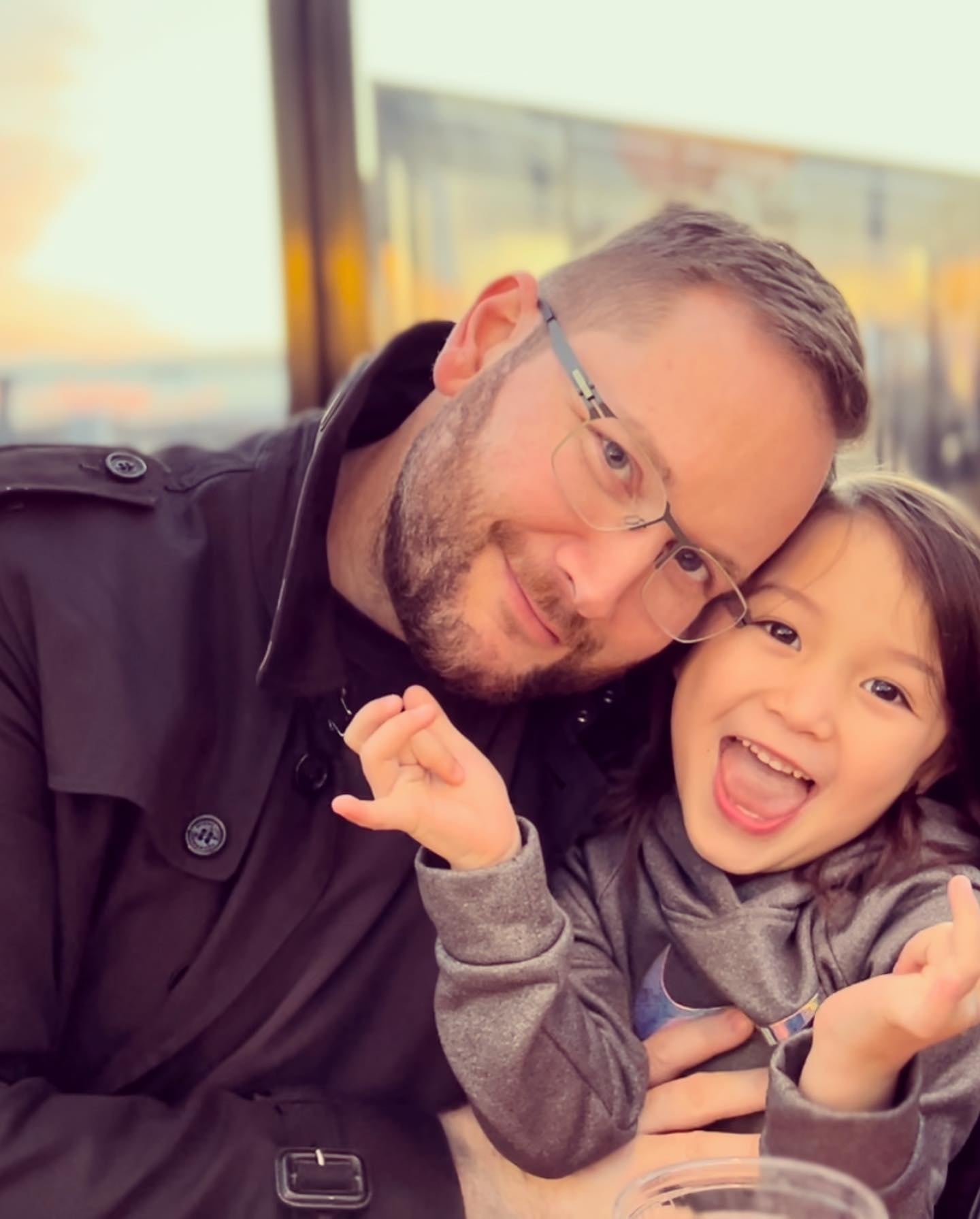 Esposo de Elizabeth Chan y su hija.