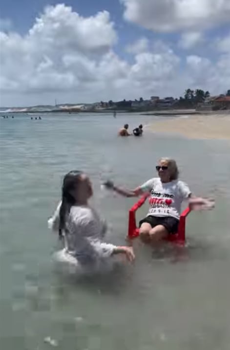 Abuelita conoce el mar