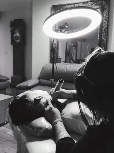 El nuevo tatuaje de Christian Nodal sería falso y promoción para Cabrón y Medio