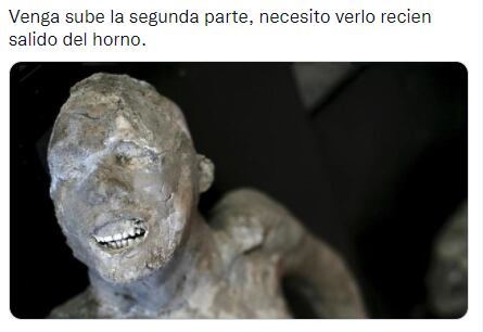 Critican a reportero por tocar piedra volcánica.