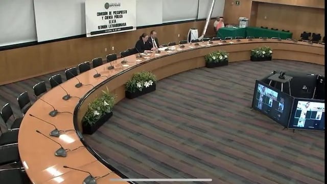 Reginaldo Sandoval en la Cámara de Diputados siendo el único para sesionar.