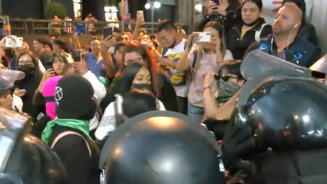 Eje Central: Manifestantes son encapsuladas.