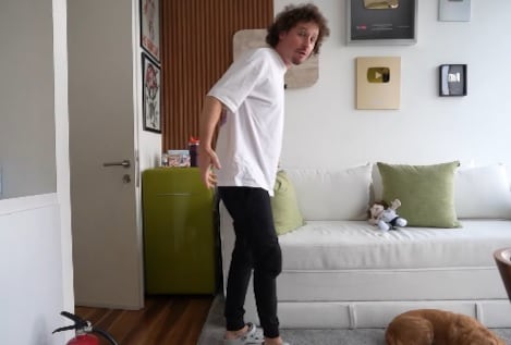 Luisito Comunica demuestra que no puede caminar bien.