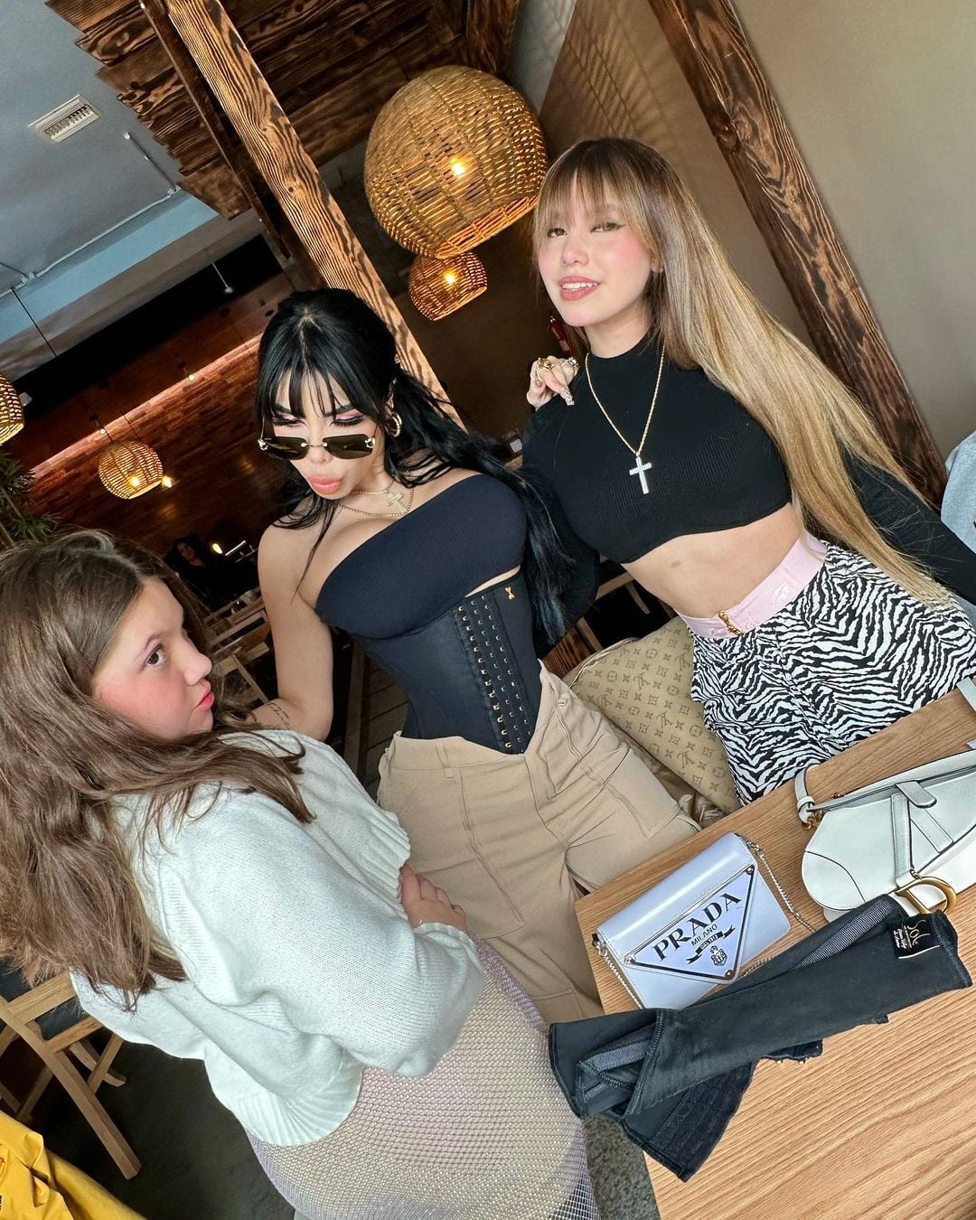 Sol León junto a sus hijas