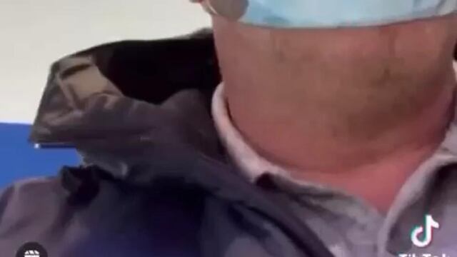 Sorprende usando "cubrebocas de broma"