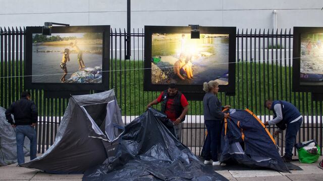 CNTE afuera del Senado.