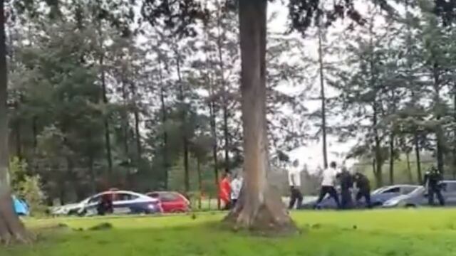 VIDEO: policías y ciudadanos son captados en pelea a golpes en un parque de Toluca