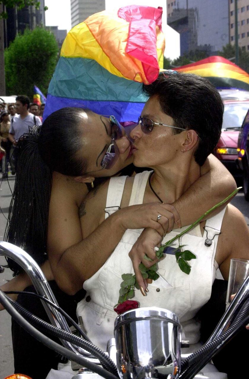 Regina Orózco, también conocida como "la Megabizcocho", fue coronada como reina de ladiversidad sexual; luego de concluir la marcha por el Orgullo Lesbico Gay. FOTO: Juan Pablo Zamora/CUARTOSCURO.COM