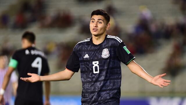 Josué Martínez en un juego con el Tri