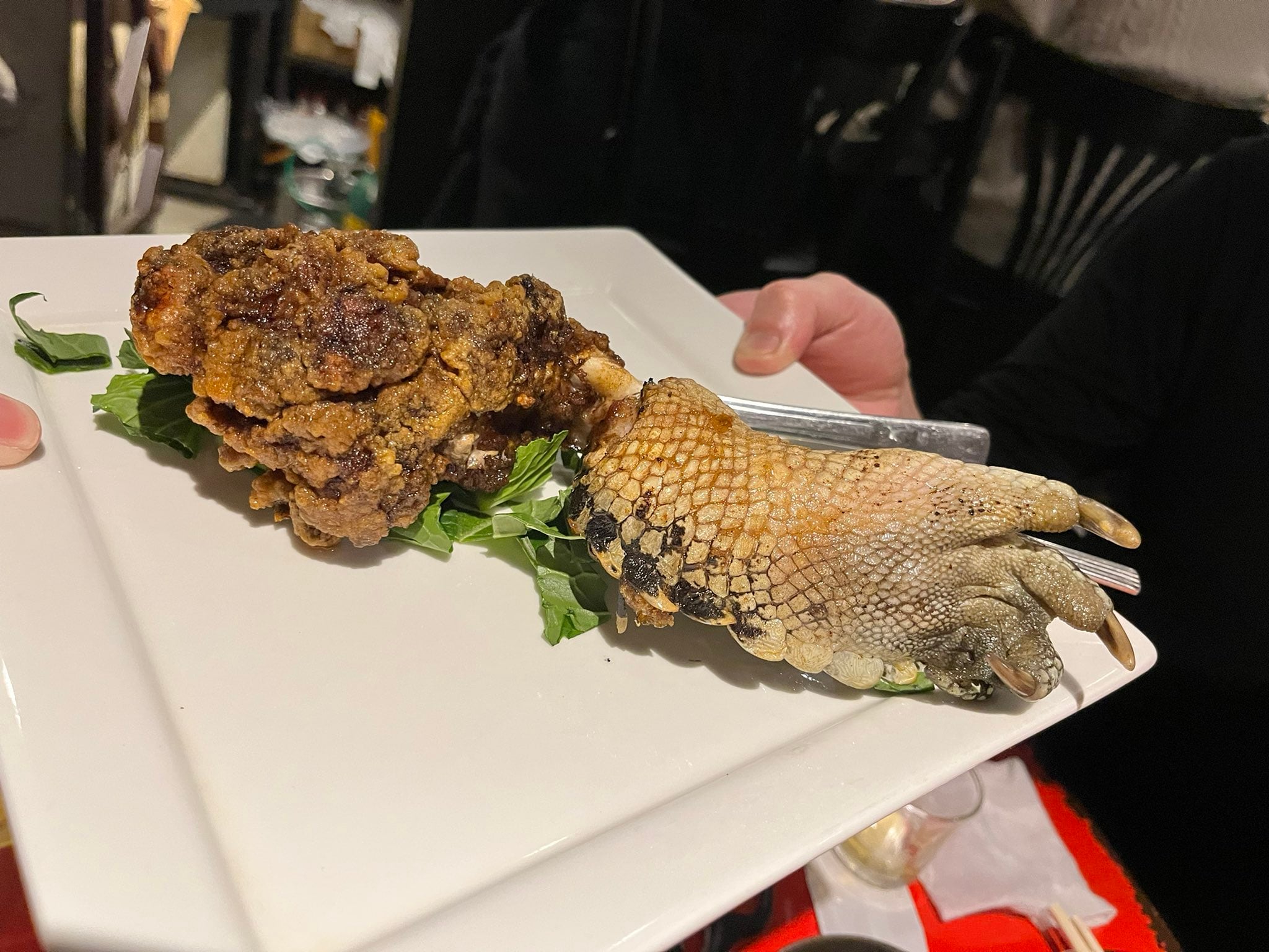 Patas de cocodrilo servidas en un restaurante japonés.