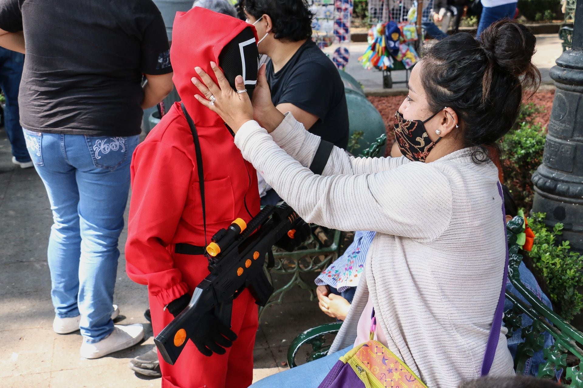 Niño disfrazado como en 'El juego del calamar' en Coyoacán