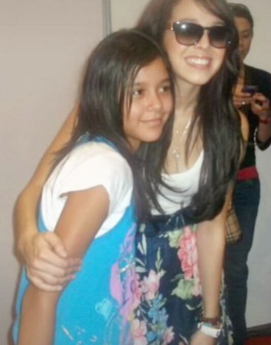 Danna Paola y una fan recrean foto