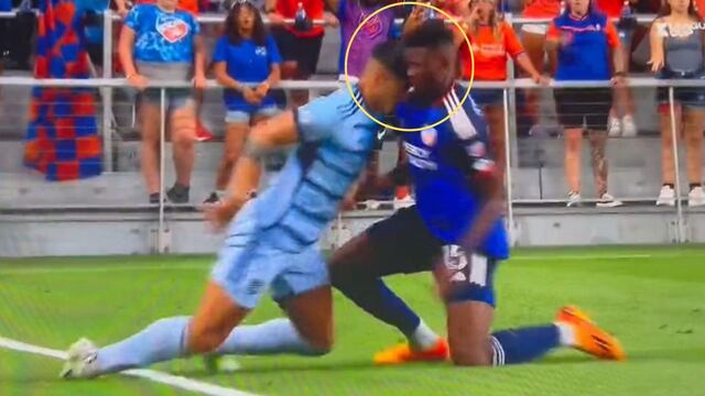 Alan Pulido perdió la cabeza y agredió a uno de sus rivales durante el duelo entre el Sporting Kansas City y el FC Cincinnati.