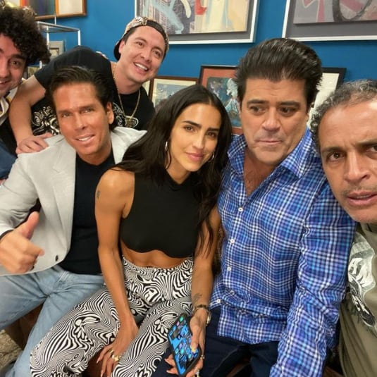 Roberto Palazuelos con el elenco de la serie 40 y 20