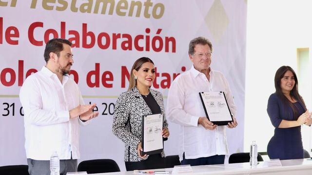 Evelyn Salgado firma convenio con notarios