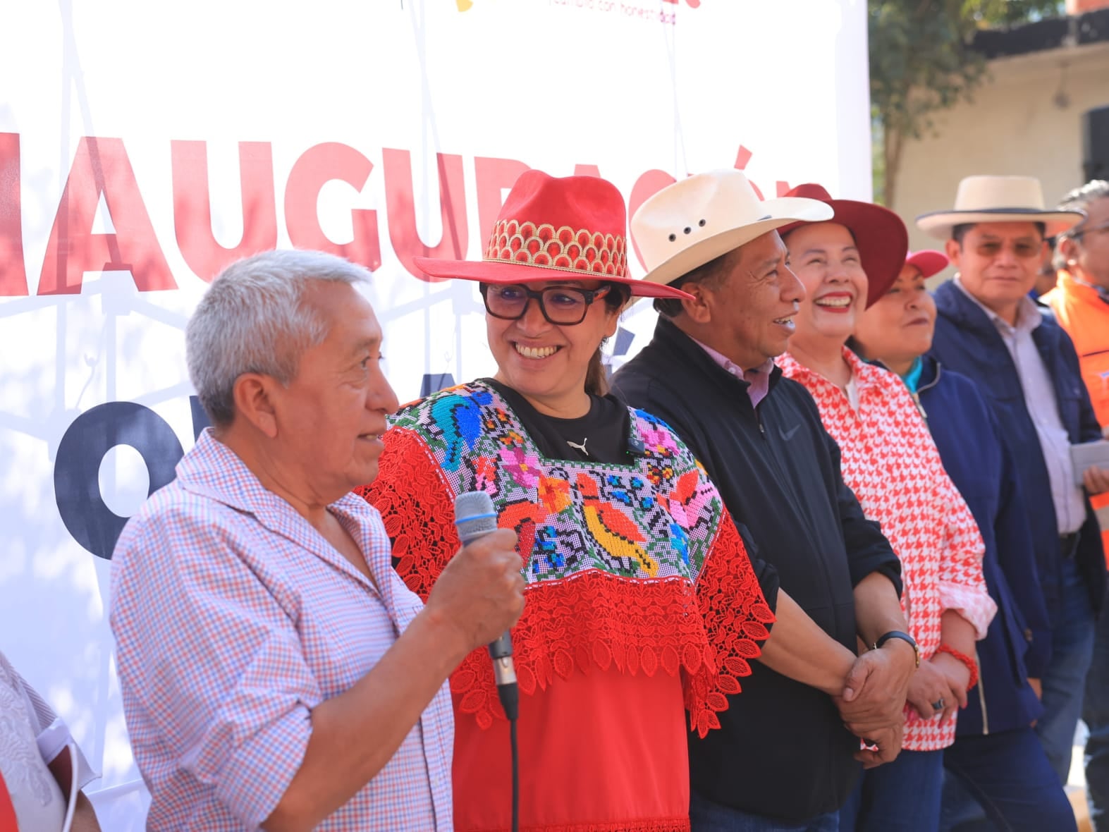 Azucena Cisneros invierte 10 mdp y transforma la calle Amatepec en Ecatepec