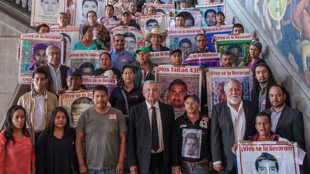 AMLO se toma fotografía con padres de los 43 estudiantes normalistas desaparecidos en Iguala, Guerrero en 2014