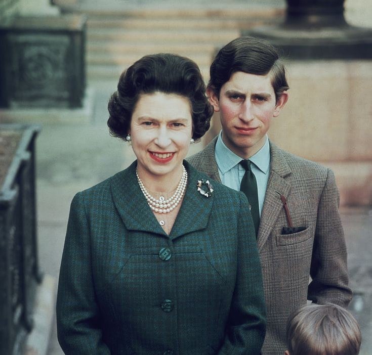 La Reina Isabel y el Príncipe Carlos
