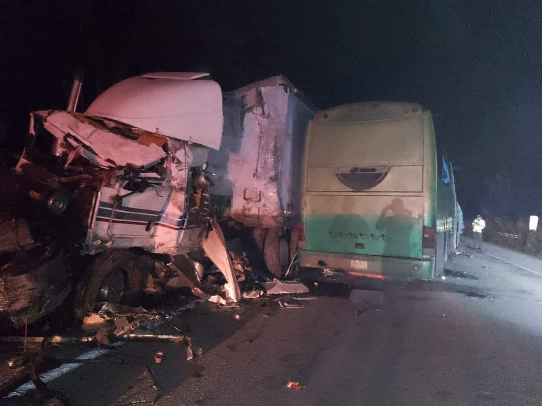 Accidente en carretera Villahermosa-Escárcega deja 8 muertos y 14 heridos