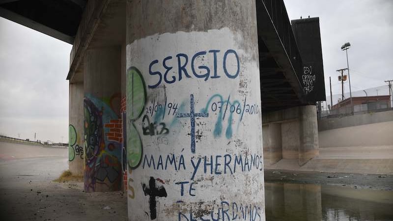 Un agente fronterizo de EU mató a su hijo en territorio mexicano; corte les impide demandarlo