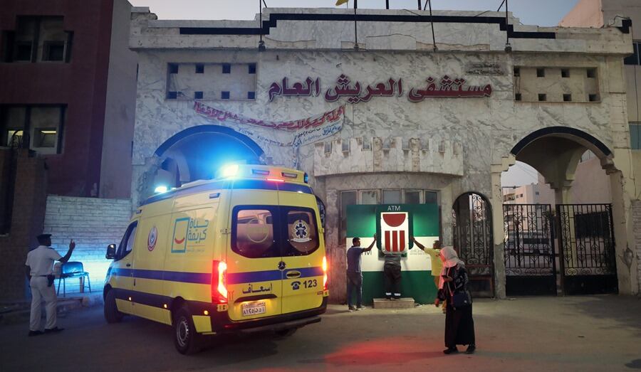Una ambulancia que transportaba a un herido evacuado de Gaza llegaba a un hospital de Arish, en Egipto, después de cruzar el paso de Rafah, el miércoles 1 de noviembre