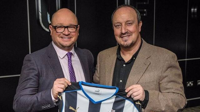 Lee Charnley posa con Rafa Benitez.
