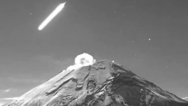 Estrella fugaz sobre volcán Popocatépetl