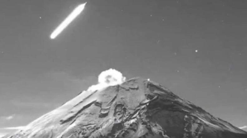 Captan en video el paso de una estrella fugaz sobre el volcán Popocatépetl