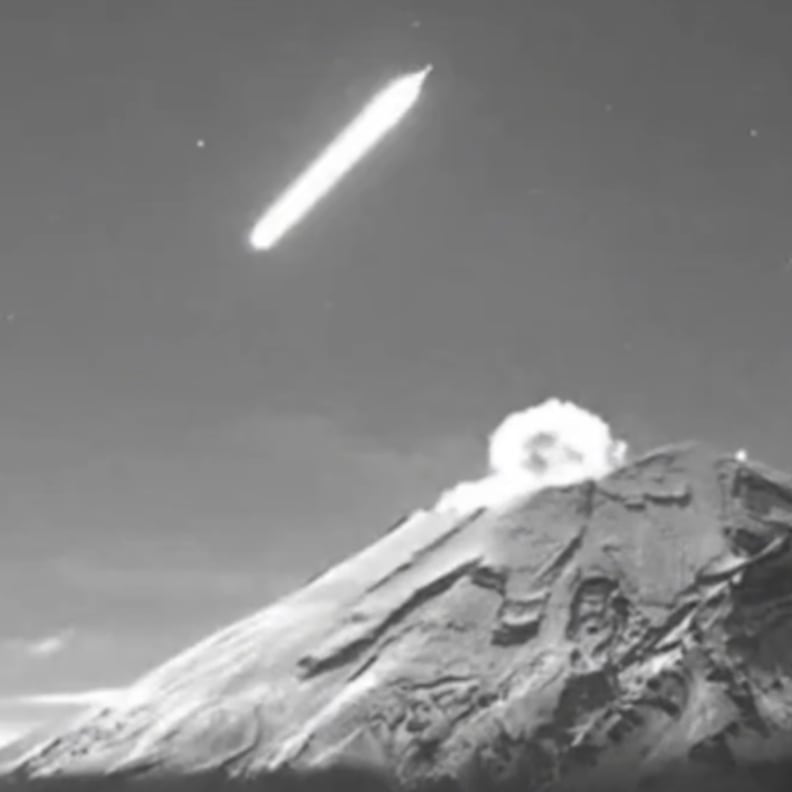 Captan en video el paso de una estrella fugaz sobre el volcán Popocatépetl
