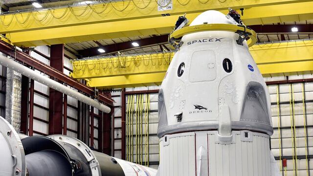 La cápsula de la tripulación del Dragon se encuentra en el hangar SpaceX en la plataforma de lanzamiento 39-A.
