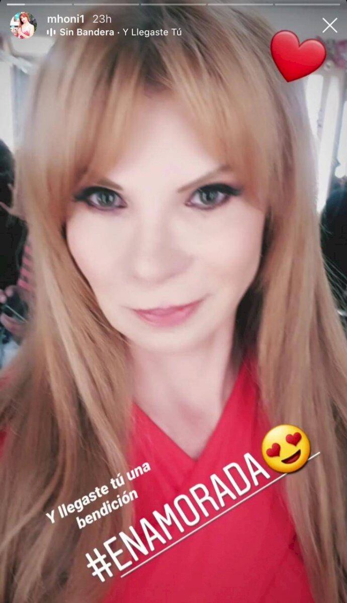 Mhoni Vidente con atuendo rojo