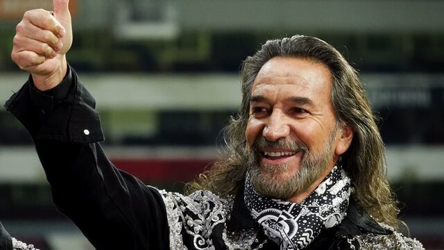 Marco Antonio Solís, el Buki, haciendo 'like'.