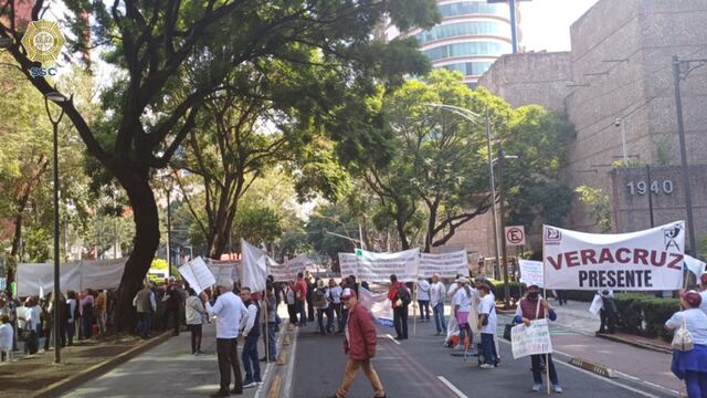 Jubilados bloquean la calle Jaime Nuno a la altura de Insurgentes Sur
