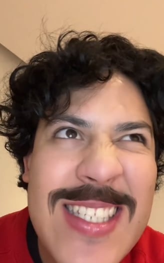 Cuenta en TikTok que fue a terapia porque necesitaba un iPhone para ser feliz