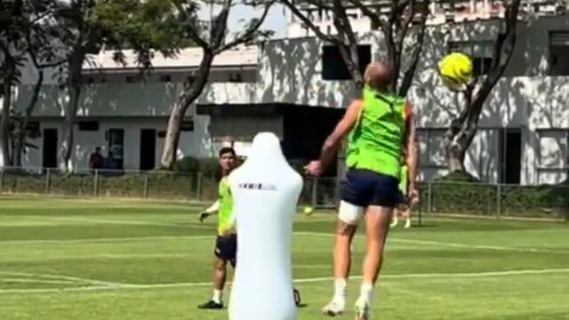 Chicharito Hernández mete gol con la nuca en el entrenamiento de Chivas