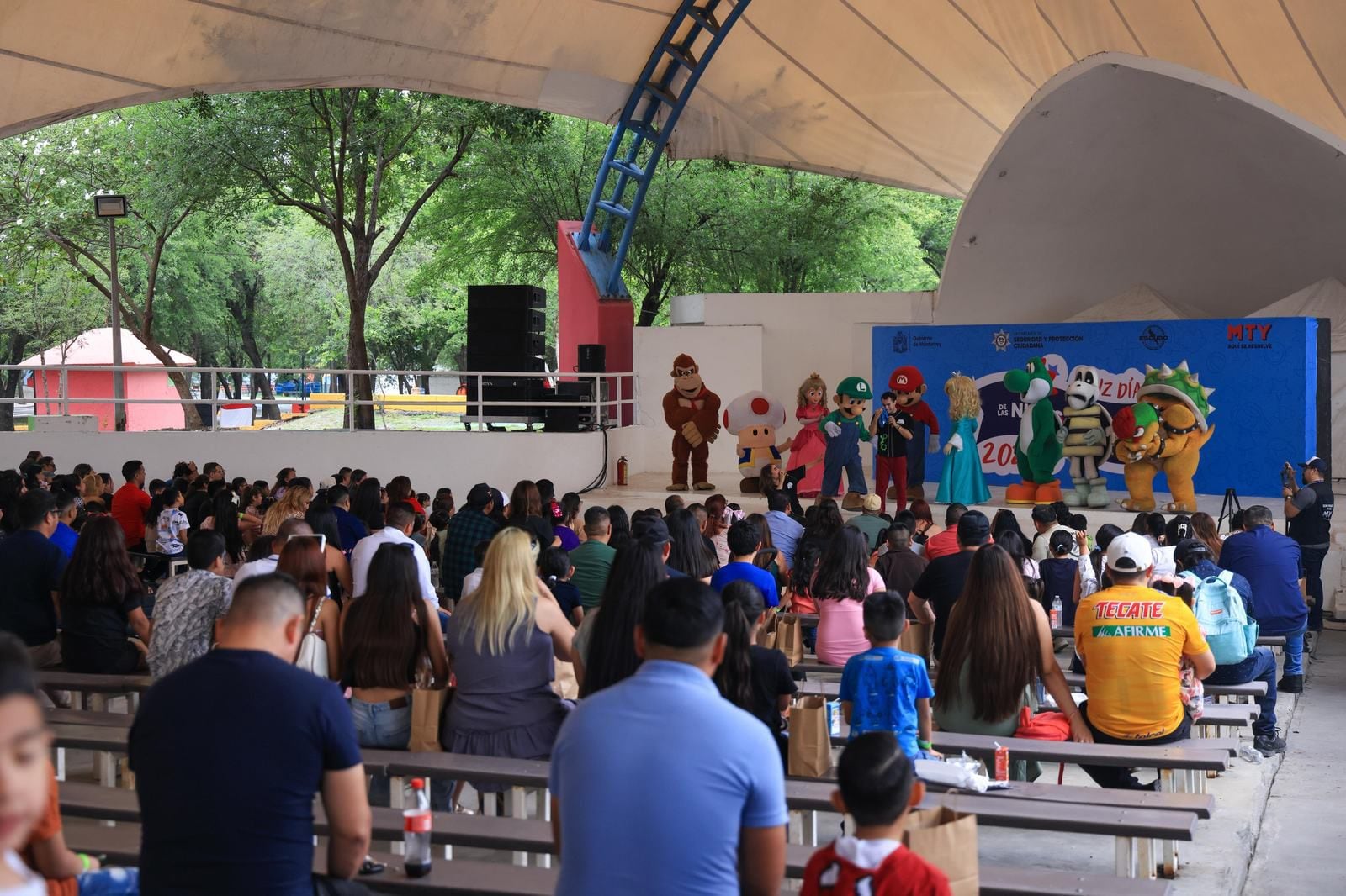 Gobierno de Monterrey festeja a hijos de personal operativo