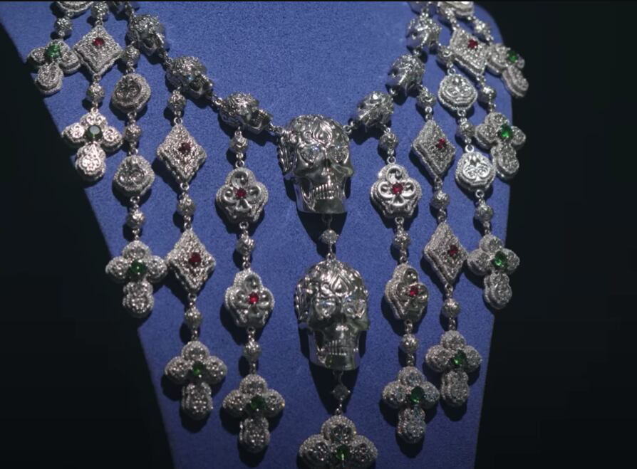 Este es el lujoso collar que se compró Christian Nodal en Braggao