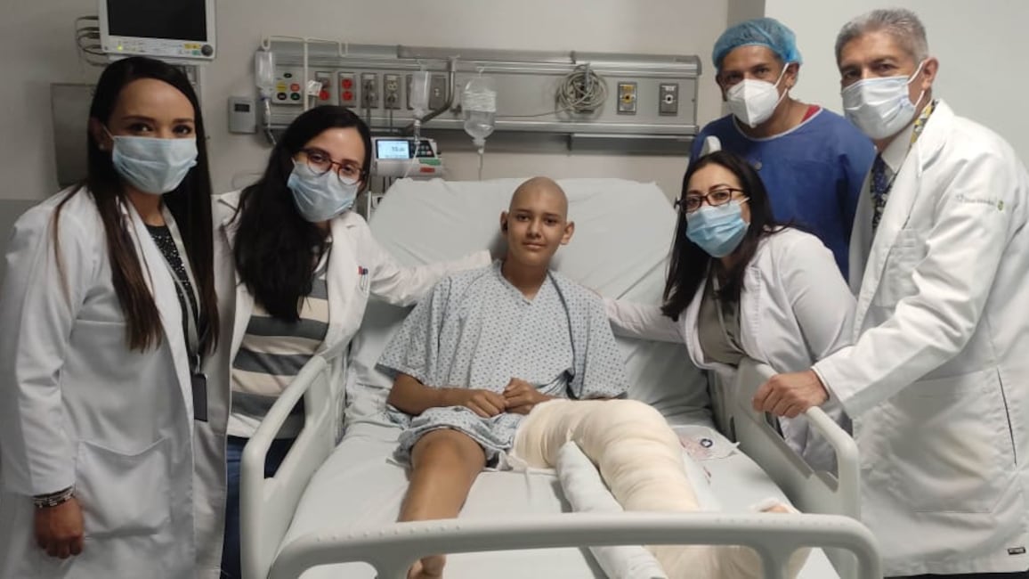 Especialistas del ISSSTE salvaron una pierna a joven con osteosarcoma en la rodilla